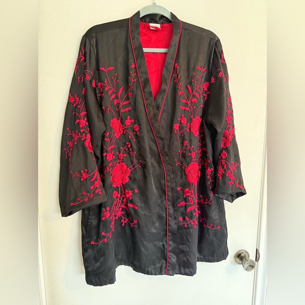 Cabernet Sleepwear Satin Kimono Robe Black & Embroidered Red Floral Size Small